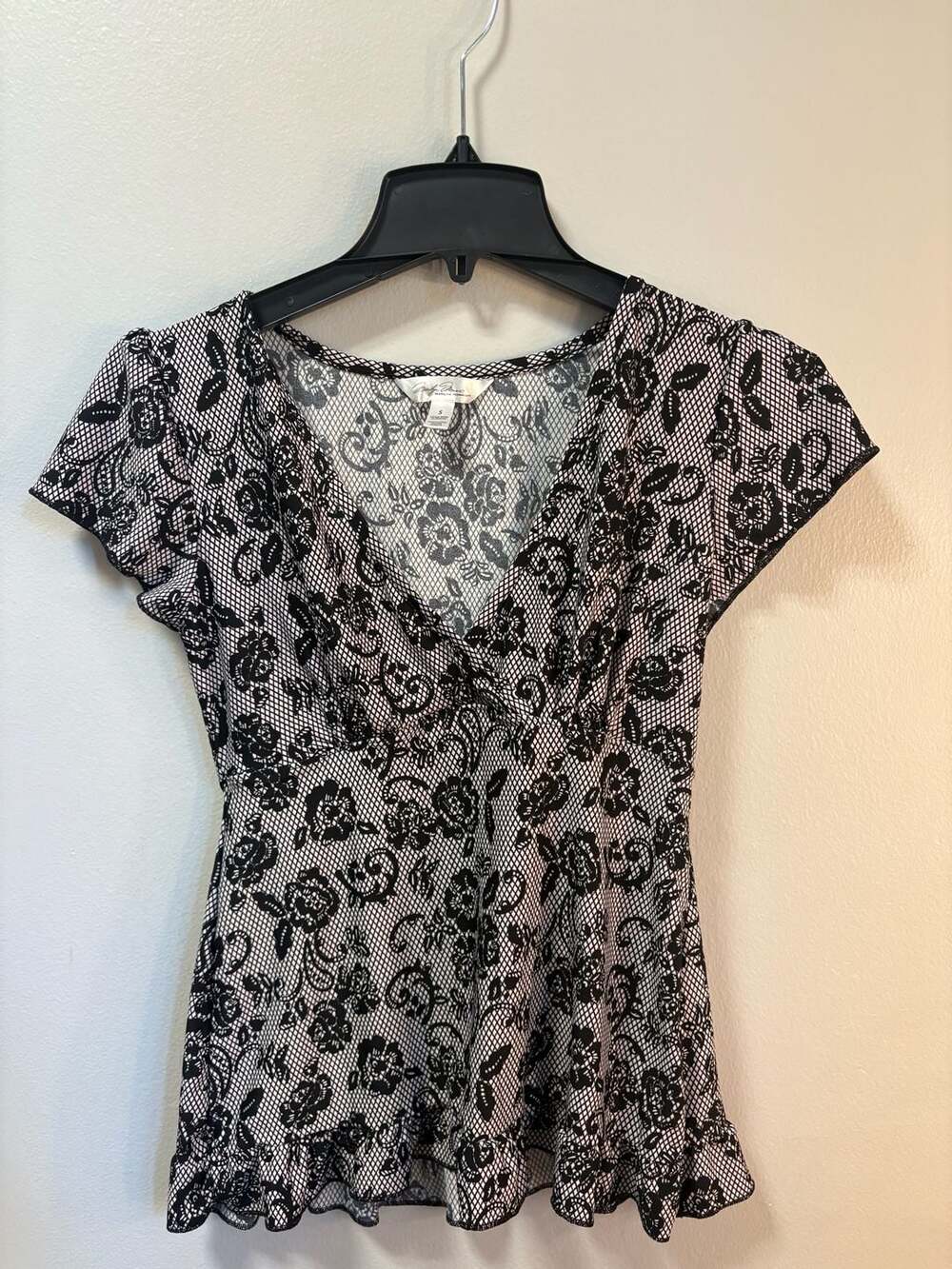 Marilyn Monroe Black and White Floral Lace Pattern V-Neck Cap Sleeve Top Size S